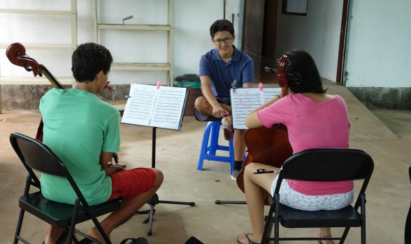 Justin Koga teaches music students in Cobano in Costa Rica