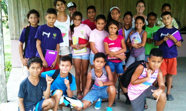 Santa Teresa Costa Rica schoolchildren with Aprendiendo Unidos