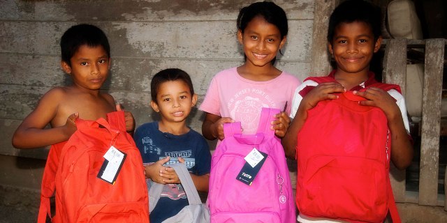 Santa Teresa Costa Rica schoolchildren with Aprendiendo Unidos