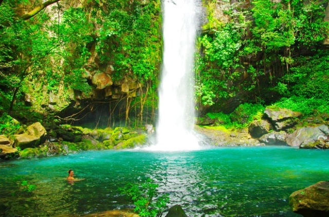 waterfall-cangreja-at-rincon-de-la-vieja