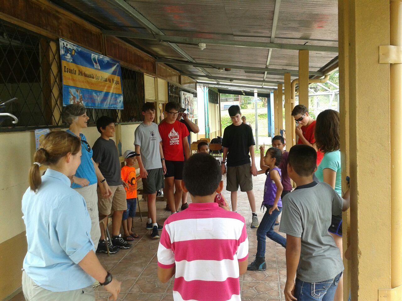 student-groups-at-veragua-rainforest