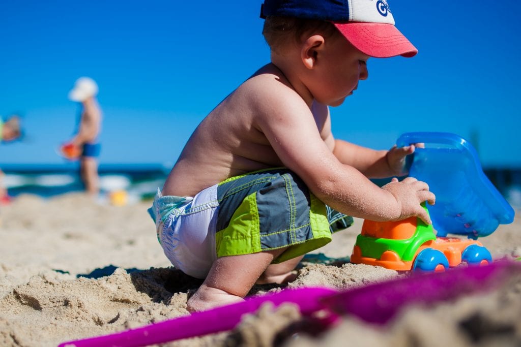 Bebé jugando en la arena, fotografía pixabay.
