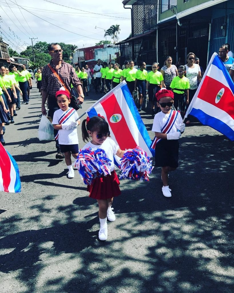Children marching during Costa Rica's Independence Day, photo credit @maymnbn.
